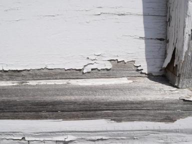 外壁塗装が剥がれる原因は？補修方法や施工保証などについて解説